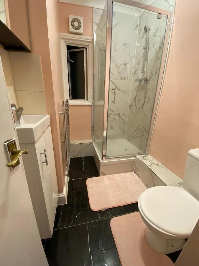 1 Bedroom Luxury Apartments By London City 0*,